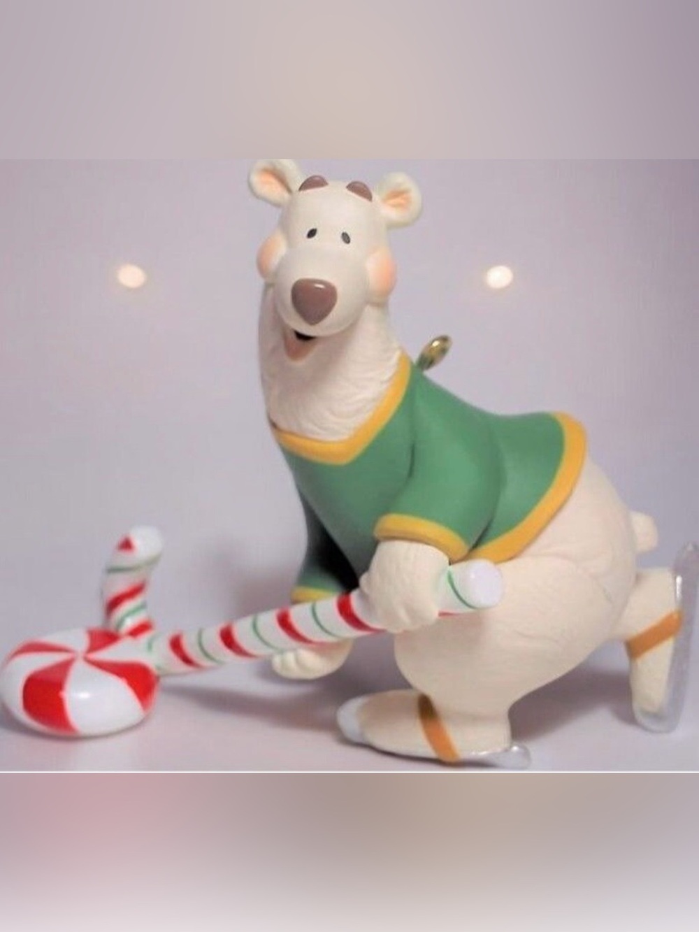 1999 Holiday Polar Bear Star Figurine in Green and Yellow — Brand Unspecified